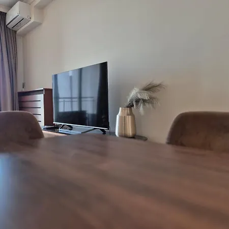 Waterfront By Business Apartment *
